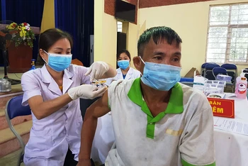 Tiêm vaccine phòng Covid-19 ở Lào Cai.