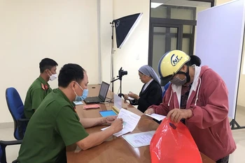 Người dânđược tạo điều kiện thuận lợi làm căn cước công dân tại Trung tâm phục vụ hành chính công tỉnh Kon Tum.