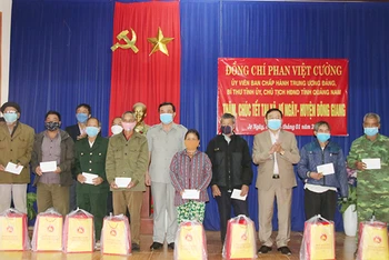 Bí thư Tỉnh ủy Phan Việt Cường tặng quà Tết cho người dân xã Jơ Ngây (huyện Đông Giang).