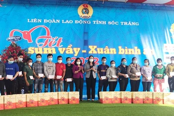Phó Chủ tịch nước Võ Thị Ánh Xuân và lãnh đạo Tỉnh ủy Sóc Trăng tặng quà Tết cho công nhân, người lao động tại Khu công nghiệp An Nghiệp.