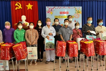 Đại diện Báo Nhân Dân tặng quà gia đình chính sách tại huyện Gò Dầu (Tây Ninh).