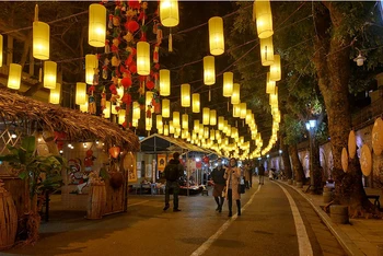 Không gian bích họa trên phố Phùng Hưng được trang hoàng mang đậm nét văn hóa truyền thống.