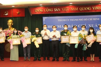 Lãnh đạo TP Hồ Chí Minh trao giấy khen tặng phóng viên, biên tập viên các cơ quan báo chí.