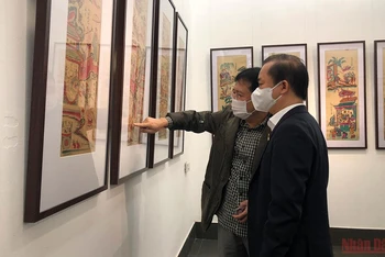 PGS. TS Bùi Hoài Sơn và NSND Vương Duy Biên xem tranh tại triển lãm.