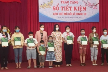 Lãnh đạo Ủy ban Mặt trận Tổ quốc Việt Nam trao sổ tiết kiệm cho trẻ em mồ côi do dịch Covid-19.
