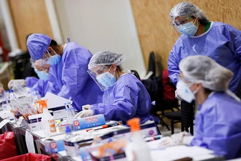 Nhân viên y tế tại trung tâm xét nghiệm Covid-19 tại Argentina, ngày 6/1. (Ảnh: Reuters)