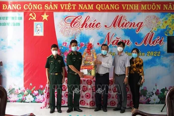 Đoàn đại biểu Quốc hội đơn vị tỉnh Tây Ninh trao tặng quà cho Đồn Biên phòng Tân Bình. (Ảnh: TTXVN)