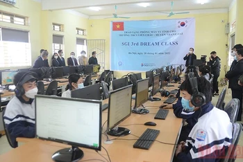 Quang cảnh lễ trao tặng phòng học máy tính tại trường THCS Liên Châu.