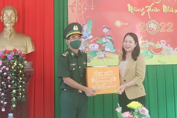 Phó Chủ tịch nước Võ Thị Ánh Xuân trao quà Tết cho cán bộ, chiến sĩ Đồn Biên phòng Mỹ Long, huyện Cầu Ngang.