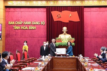 Đồng chí Trương Thị Mai tặng quà cho Đảng bộ và nhân dân các dân tộc tỉnh Hòa Bình.