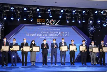 Ủy ban nhân dân tỉnh Quảng Ninh trao chứng nhận kết quả DDCI Quảng Ninh 2021 cho các sở, ngành và địa phương.