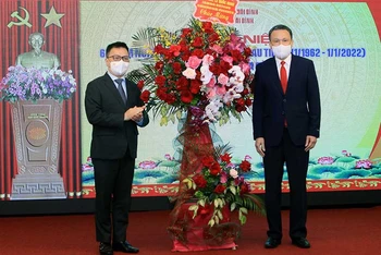 Đồng chí Lê Quốc Minh, Ủy viên Trung ương Đảng, Tổng Biên tập Báo Nhân Dân, Phó Trưởng Ban Tuyên giáo Trung ương, Chủ tịch Hội Nhà báo Việt Nam tặng lẵng hoa chúc mừng Báo Thái Bình nhân 60 năm ngày ra số đầu.