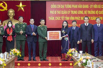 Bộ trưởng Quốc phòng Phan Văn Giang tặng quà cho tỉnh Vĩnh Phúc.