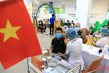 Việt Nam đã về đích trước 6 tháng so với mục tiêu trên 70% dân số được tiêm đủ liều cơ bản do WHO khuyến cáo. (Ảnh: THÀNH ĐẠT)