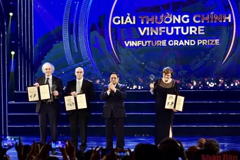 Thủ tướng trao giải thưởng VinFuture cho ba nhà khoa học phát minh công nghệ mRNA. Ảnh: TRẦN HẢI