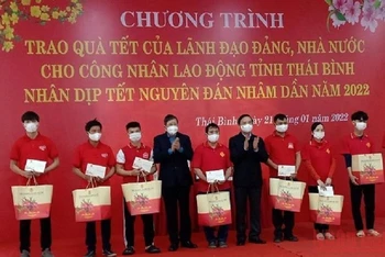 Phó Chủ tịch Quốc hội Nguyễn Khắc Định trao quà Tết cho người lao động khó khăn tại Công ty cổ phần Quốc tế Bảo Hưng (tỉnh Thái Bình).