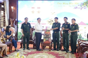 Đồng chí Nguyễn Trọng Nghĩa tặng quà Tết cho cán bộ, chiến sĩ Sư đoàn 5 (Quân khu 7).