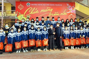 Công ty nước sạch Thanh Sơn tặng quà học sinh nghèo ở huyện Thanh Hà (Hải Dương).