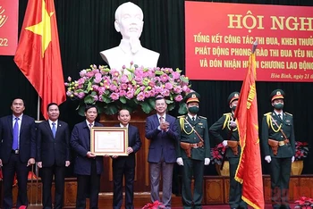 Bí thư Tỉnh ủy Hòa Bình (giữa) trao Huân chương Lao động hạng Nhất cho các đồng chí lãnh đạo UBND tỉnh.