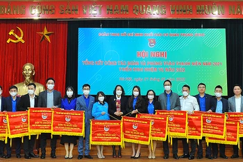 Các cơ sở Đoàn thanh niên trong Khối cơ quan Trung ương nhận Cờ thi đua xuất sắc tại Hội nghị.
