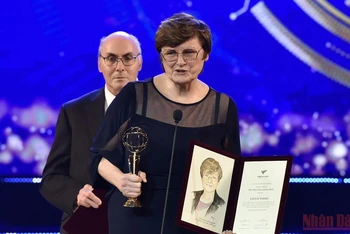 Bà Katalin Kariko, mẹ đẻ của công nghệ mRNA tại lễ trao giải. Ảnh: TRẦN HẢI