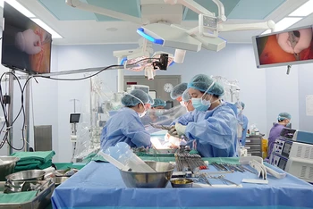 Kíp phẫu thuật Bệnh viện Trung ương Quân đội 108 đang thực hiệu một ca phẫu thuật ghép gan.