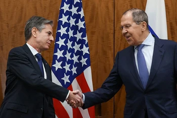 Bộ trưởng Ngoại giao Mỹ Antony Blinken (bên trái) gặp người đồng cấp Nga Sergei Lavrov tại Geneva. (Ảnh: Reuters)