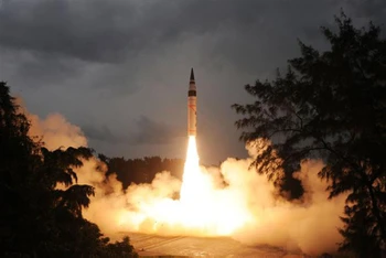 Tên lửa đạn đạo liên lục địa Agni-5 được phóng thử tại đảo Wheeler, bang Orissa (Ấn Độ) hồi năm 2013. (Ảnh: AFP/TTXVN)