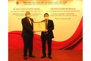 Giáo sư, Viện sĩ Châu Văn Minh, Chủ tịch Viện Hàn lâm Khoa học và Công nghệ Việt Nam trao Kỷ niệm chương cho ông Jean-Michel Caldagues.