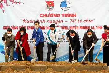 Đại diện Thành đoàn, Hội Liên hiệp Thanh niên thành phố Hà Nội, tỉnh Sơn La và các đơn vị liên quan khởi công xây dựng Điểm Trường mầm non Huổi Tóng tại xã vùng cao Chiềng Lao. 
