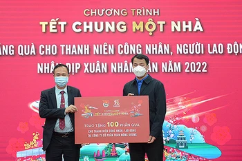 Bí thư Trung ương Đoàn Thanh niên Cộng sản Hồ Chí Minh Ngô Văn Cương trao biển tượng trưng 100 phần quà tặng thanh niên công nhân trong khuôn khổ chương trình tại tỉnh Quảng Ninh.