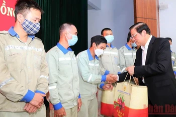 Trưởng Ban Nội chính Trung ương trao quà Tết tặng công nhân lao động Công ty TNHH một thành viên Nhôm Lâm Đồng. 