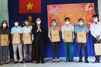 Đồng chí Nguyễn Đức Hải tặng quà cho các gia đình chính sách tại xã Pờ Y, huyện Ngọc Hồi, tỉnh Kon Tum.