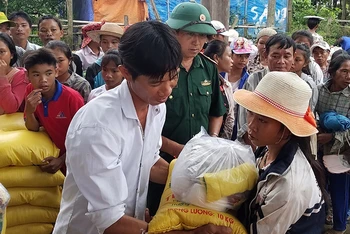Với số gạo được Chính phủ hỗ trợ, tỉnh Quảng Bình phân bổ phần lớn cho đồng bào dân tộc thiểu số ở địa phương. (Ảnh minh họa)