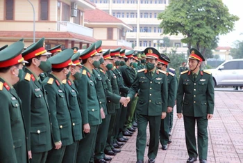 Đại tướng Phan Văn Giang với cán bộ lực lượng vũ trang Thanh Hóa.