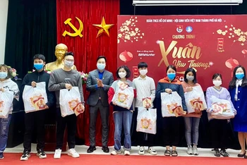 Đại diện Thành đoàn, Hội Sinh viên thành phố Hà Nội và các đơn vị liên quan trao quà Tết tặng sinh viên có hoàn cảnh đặc biệt khó khăn.