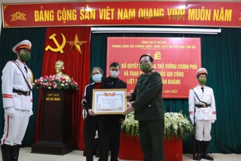 Trung tướng Nguyễn Hải Trung, Giám đốc Công an thành phố Hà Nội trao Bằng Tổ quốc ghi công đối với liệt sĩ Chử Văn Khánh tới thân nhân gia đình liệt sĩ.