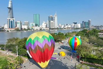 Ngày hội Khinh khí cầu diễn ra bên sông Sài Gòn.