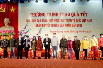 Đồng chí Nguyễn Xuân Thắng tặng quà Tết cho các đối tượng chính sách trên địa bàn tỉnh Tuyên Quang.
