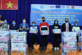 Ban tổ chức tặng quà cho các phụ nữ di cư ở TP Hồ Chí Minh. (Ảnh: UN Women Việt Nam)