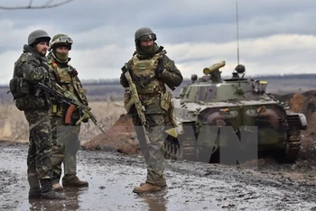Binh sĩ quân đội Ukraine tại khu vực chiến sự ở ngoại ô thành phố Debaltseve, vùng Donetsk, miền Đông Ukraine. (Nguồn: AFP/TTXVN)