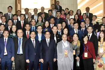 Thủ tướng Phạm Minh Chính cùng các đại biểu tham dự cuộc gặp mặt. (Ảnh: Trần Hải)
