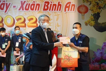 Đồng chí Nguyễn Hòa Bình tặng quà cho Tết cho công nhân, người lao động. 