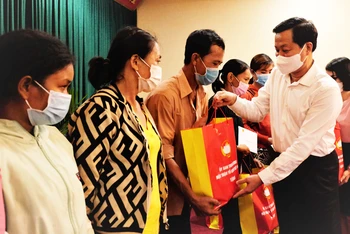 Phó Thủ tướng Lê Minh Khái trao quà Tết tặng người nghèo tại Bình Phước.