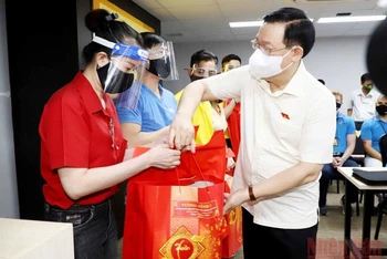 Chủ tịch Quốc hội Vương Đình Huệ tặng quà cho công nhân lao động Công ty TNHH Wanek.