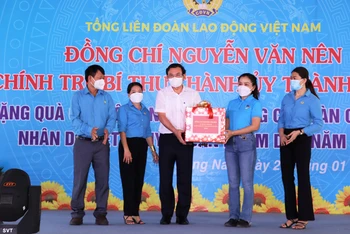 Đồng chí Nguyễn Văn Nên tặng quà cho Công đoàn Công ty TNHH Pouchen Việt Nam.