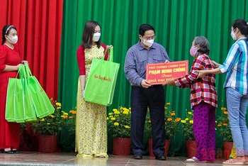 Thủ tướng Phạm Minh Chính tặng nhà đại đoàn kết, quà cho người dân tỉnh Vĩnh Long. (Ảnh: BÁ DŨNG)