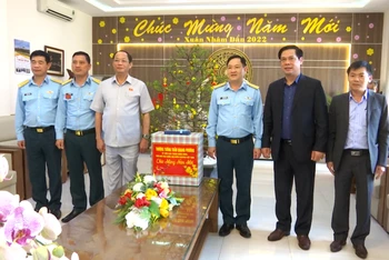 Phó Chủ tịch Quốc hội Trần Quang Phương thăm, chúc tết Sư đoàn không quân 372