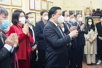 Các đồng chí lãnh đạo thành phố Hà Nội dâng hương tưởng niệm đồng chí Nguyễn Phong Sắc. Ảnh: dangcongsan.vn