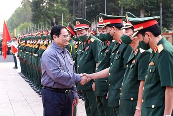 Thủ tướng Phạm Minh Chính thăm, chúc Tết Quân khu 9. (Ảnh: TTXVN)